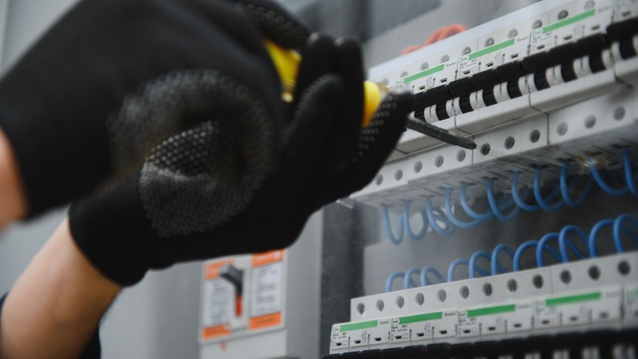 Elektroinstallation modernisieren: Richtlinien, Sicherheit und Normen im eigenen Zuhause